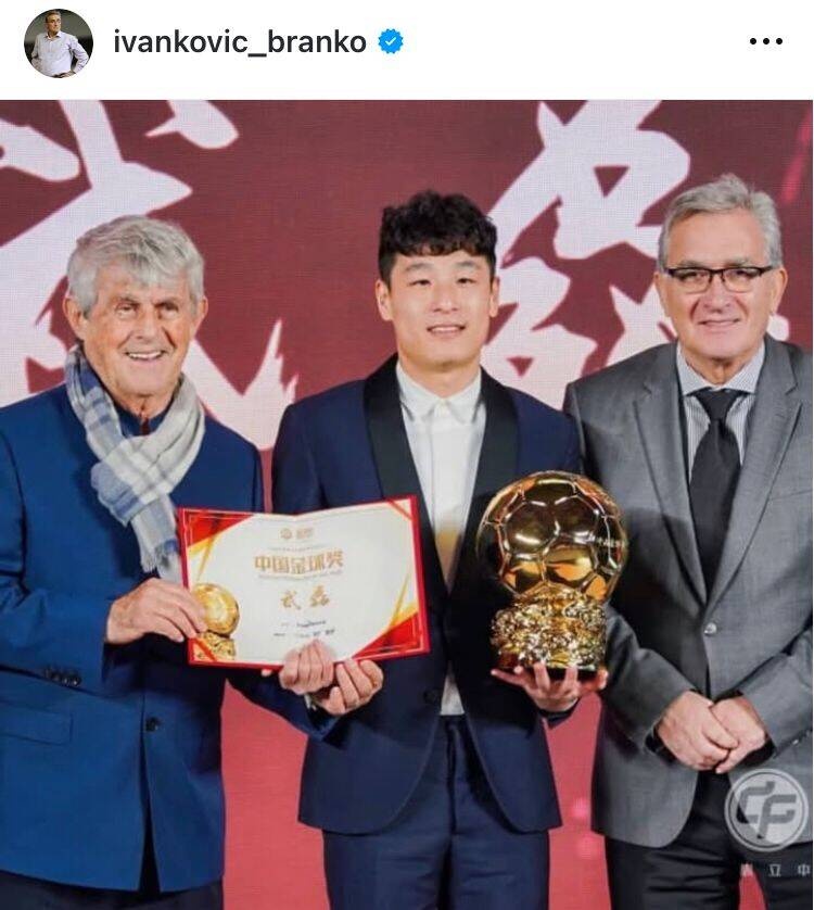  出席中國金球獎(jiǎng)?lì)C獎(jiǎng)儀式，伊萬曬與武磊、米盧同框照片
