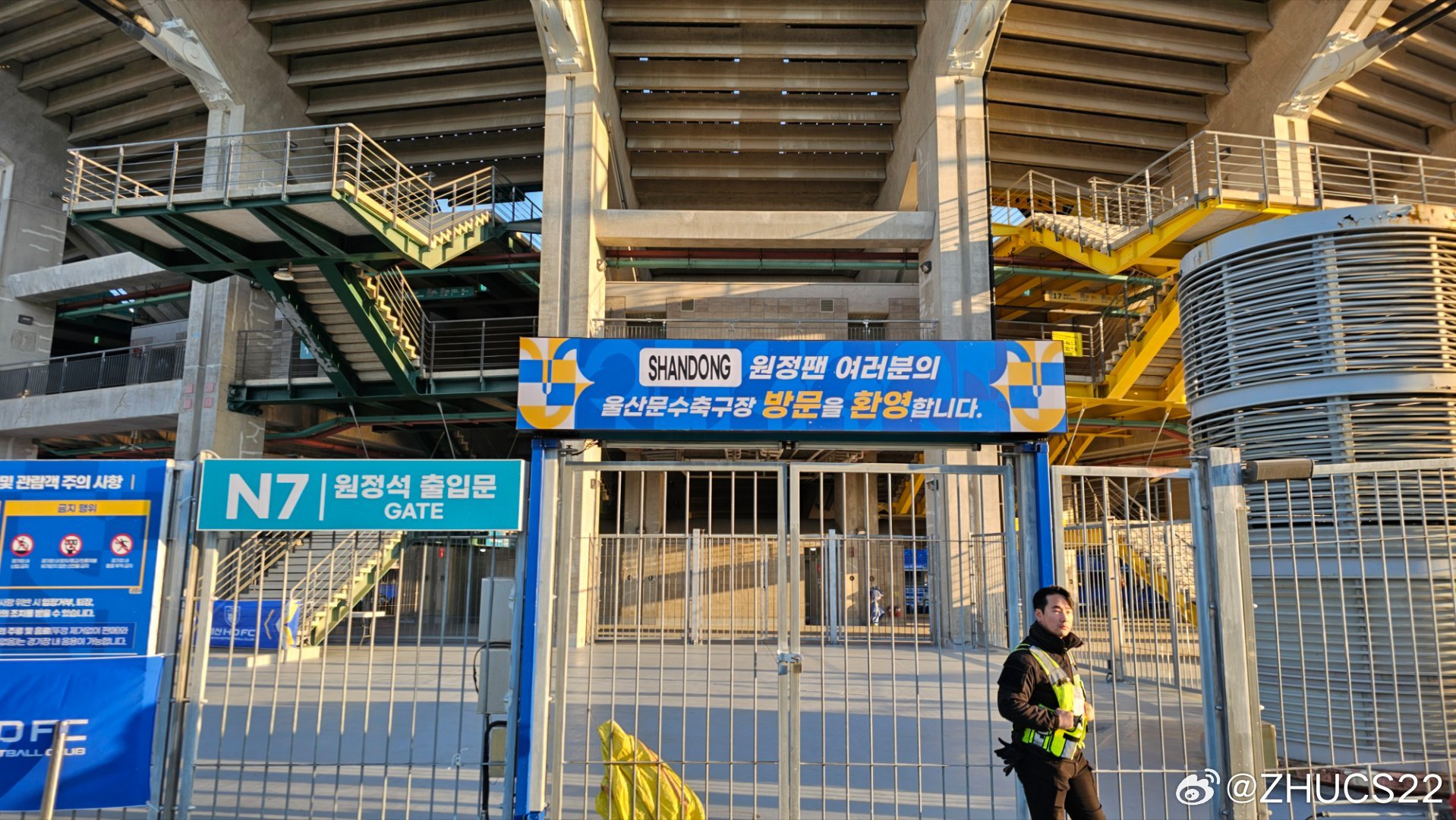  博主：蔚山現(xiàn)場(chǎng)工作人員、轉(zhuǎn)播車(chē)、安保在準(zhǔn)備撤場(chǎng)，場(chǎng)外一片安靜
