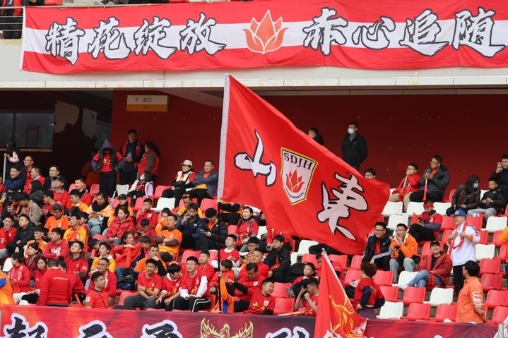 主場上萬名球迷的吶喊助威，給山東體彩女足征戰(zhàn)女超增添了能量與動(dòng)力