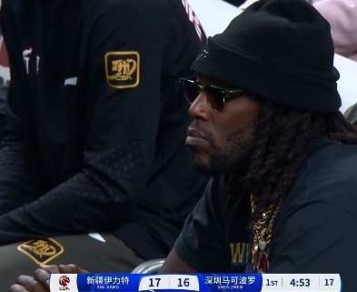  哦呦？你來了！新疆新外援哈雷爾場邊觀戰(zhàn)新疆主場vs深圳的比賽