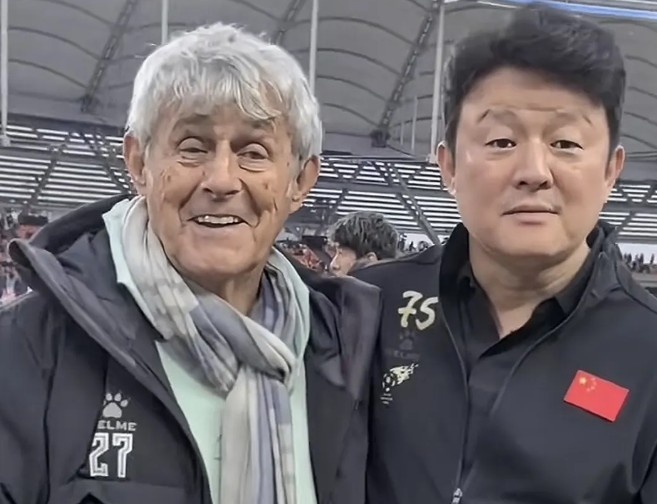  有點(diǎn)像？米盧差點(diǎn)將青島籍演員張磊誤認(rèn)為是孫繼海