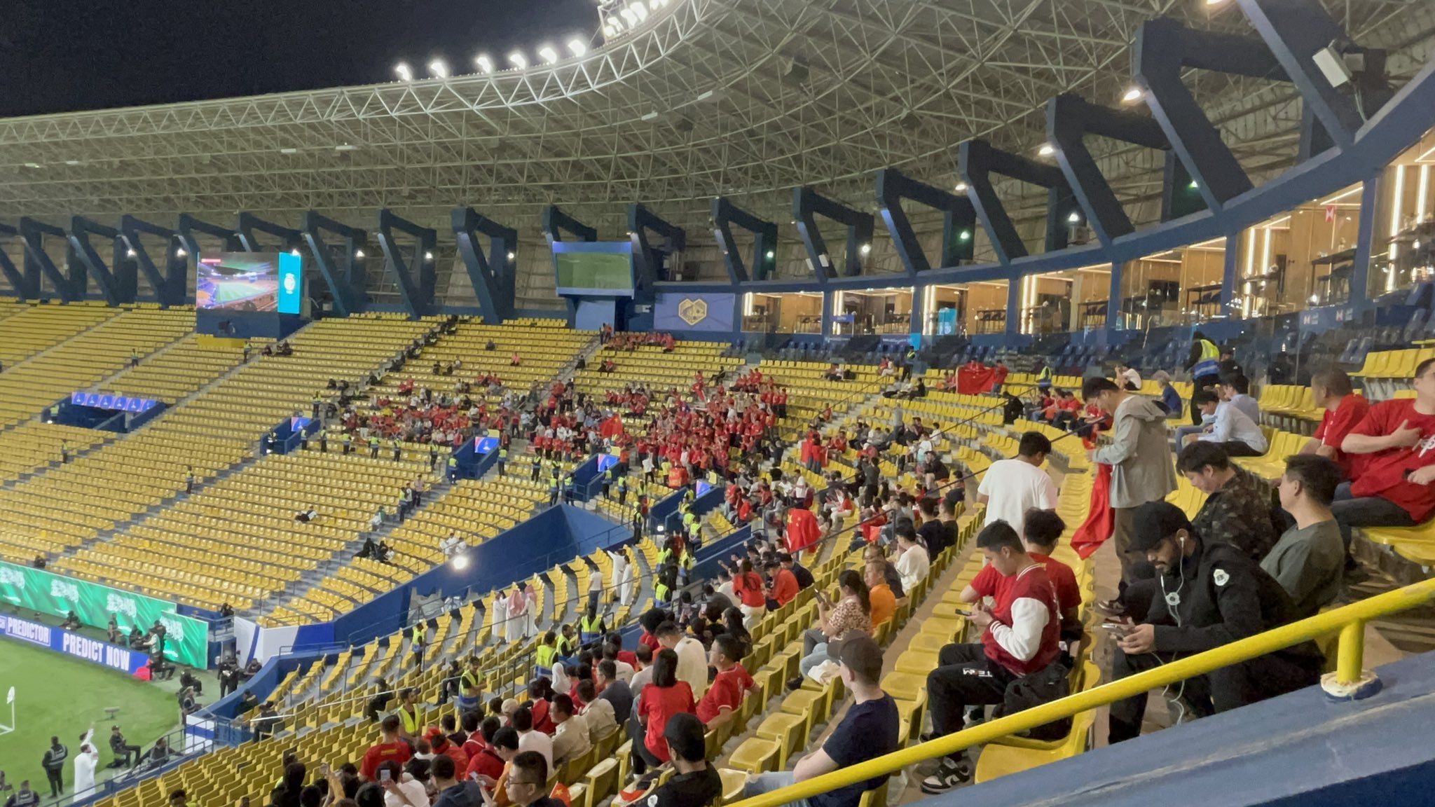  球票已售罄！中國球迷已經(jīng)入場，坐在球場上層沙特球迷區(qū)上方