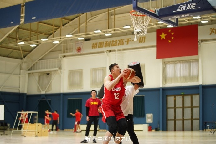  中國籃球之隊官博：大塊頭 大能量 祝李炎哲25歲生日快樂！