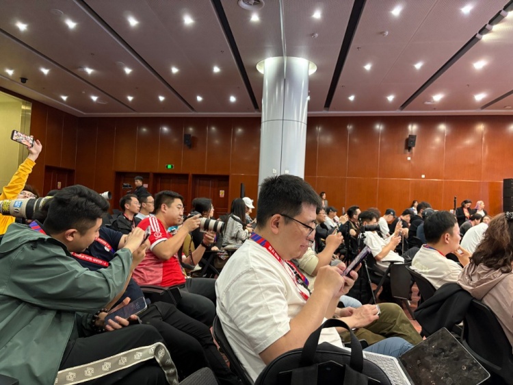  萬(wàn)眾矚目！記者擠滿國(guó)足賽前新聞發(fā)布廳，賽場(chǎng)記者預(yù)計(jì)超300人