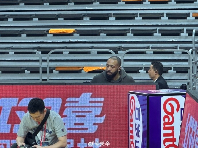  今晚不打？廣東主場(chǎng)迎戰(zhàn)廣廈 吉倫沃特一身便裝現(xiàn)身球館