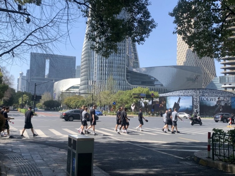  心態(tài)放松，有網(wǎng)友拍到澳大利亞隊早上在萬象城citywalk