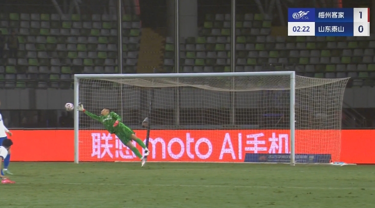  梅州開場2分鐘1-0泰山！茹子楠不停球抽射世界波攻破王大雷大門