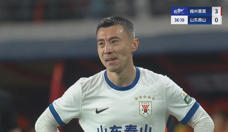  34分鐘0-3落后！36歲鄭錚苦笑36歲大雷沮喪 替補(bǔ)席黃政宇神態(tài)輕松