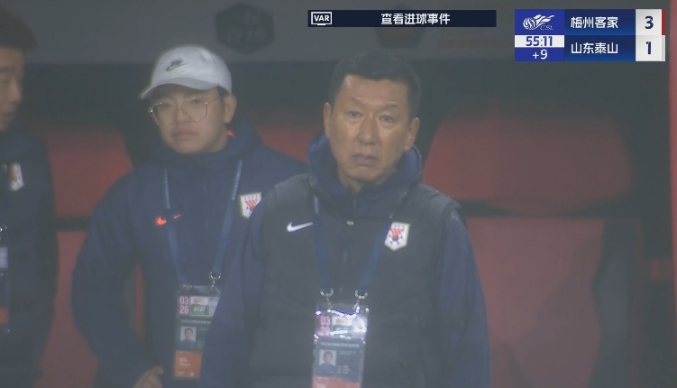  半場1-3落后遞補隊！場邊的崔康熙表情焦急