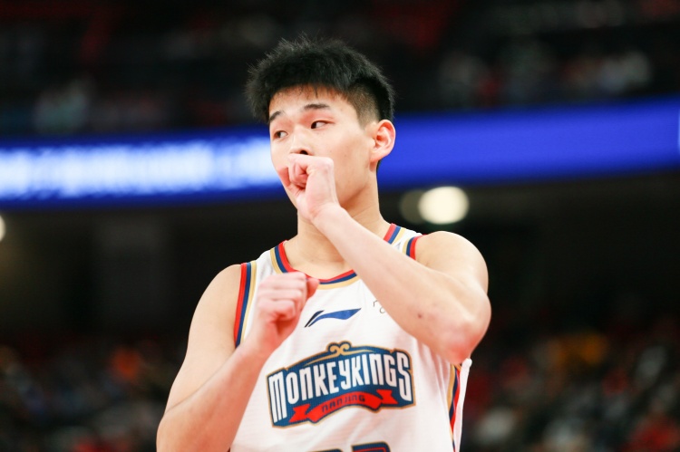  效率太低！林葳25中8&三分10中1拿到19分1板3助2斷 4失誤