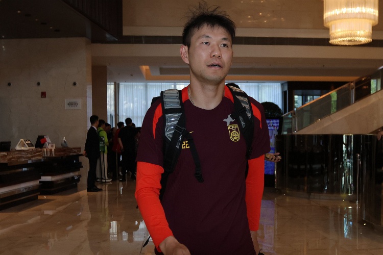  李源一3次助攻位居助攻榜榜首，李璇：再看伊萬發(fā)言覺得有種錯(cuò)亂
