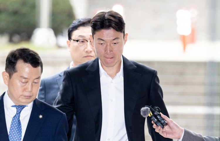  韓國(guó)國(guó)腳黃義助非法拍攝不雅視頻，一審被判有期徒刑1年緩刑2年！