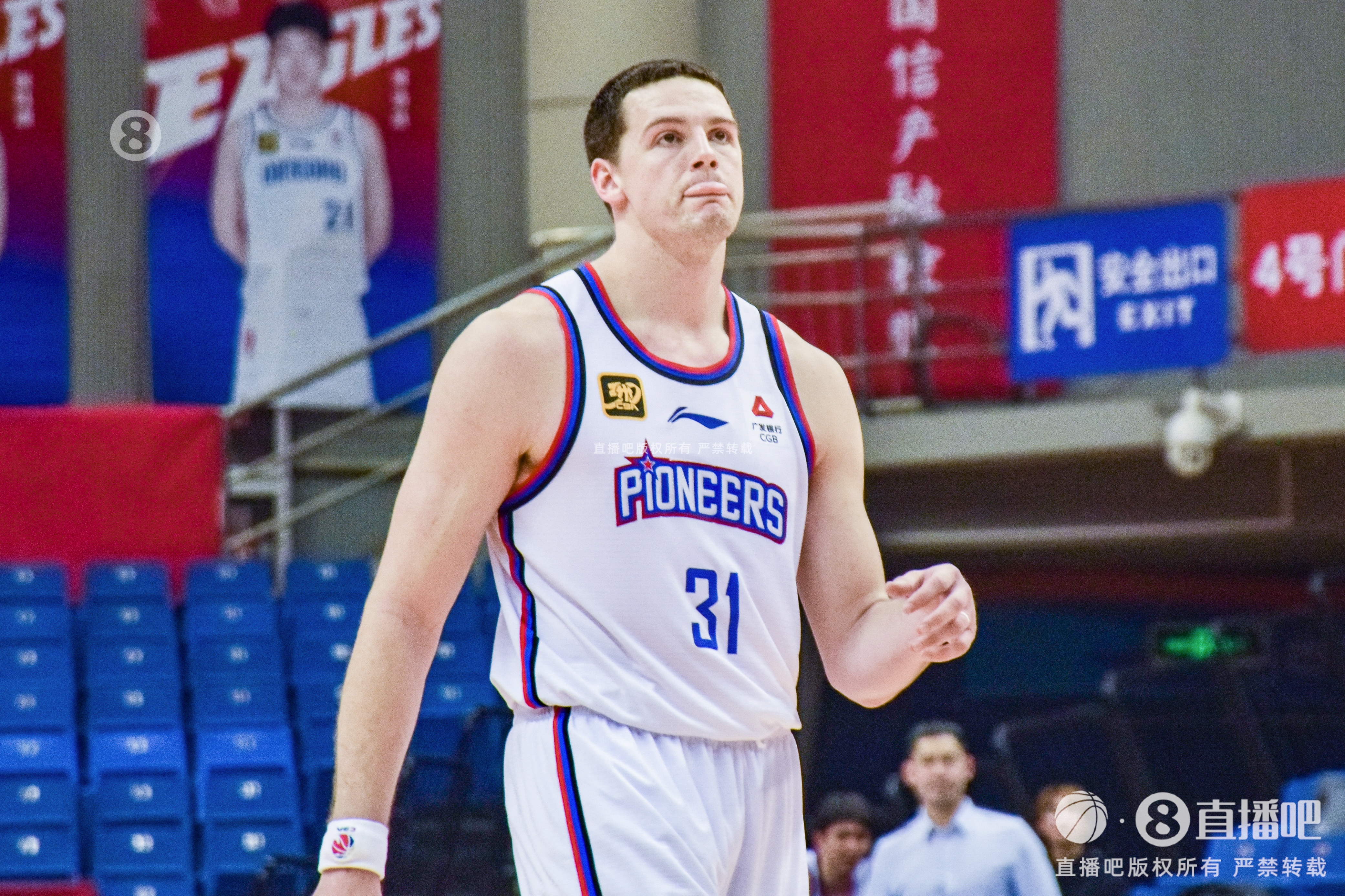  外線開火！大衛(wèi)-詹姆斯半場12中8砍23分5板 三分8中6