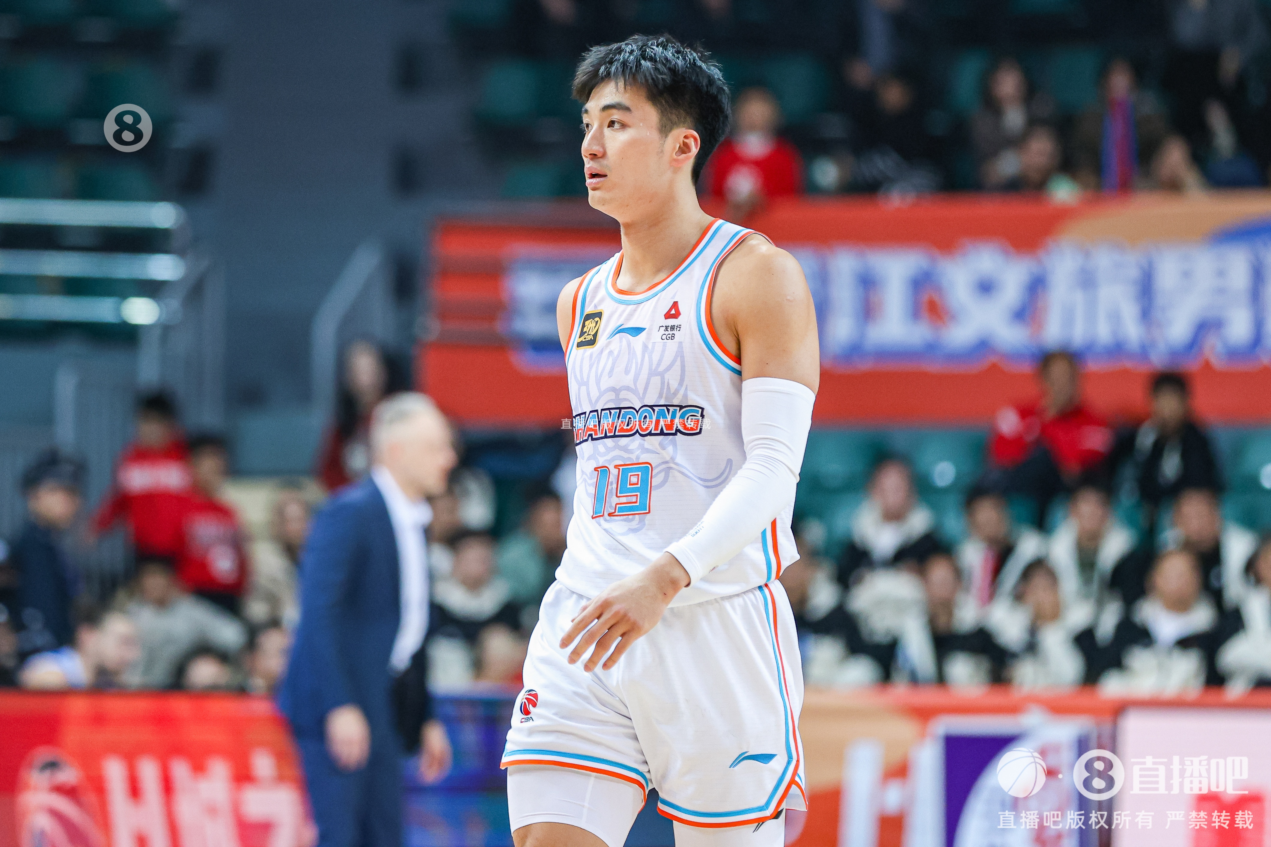  今天效率奇高！于德豪上半場11分鐘7投5中砍下全隊(duì)最高的12分