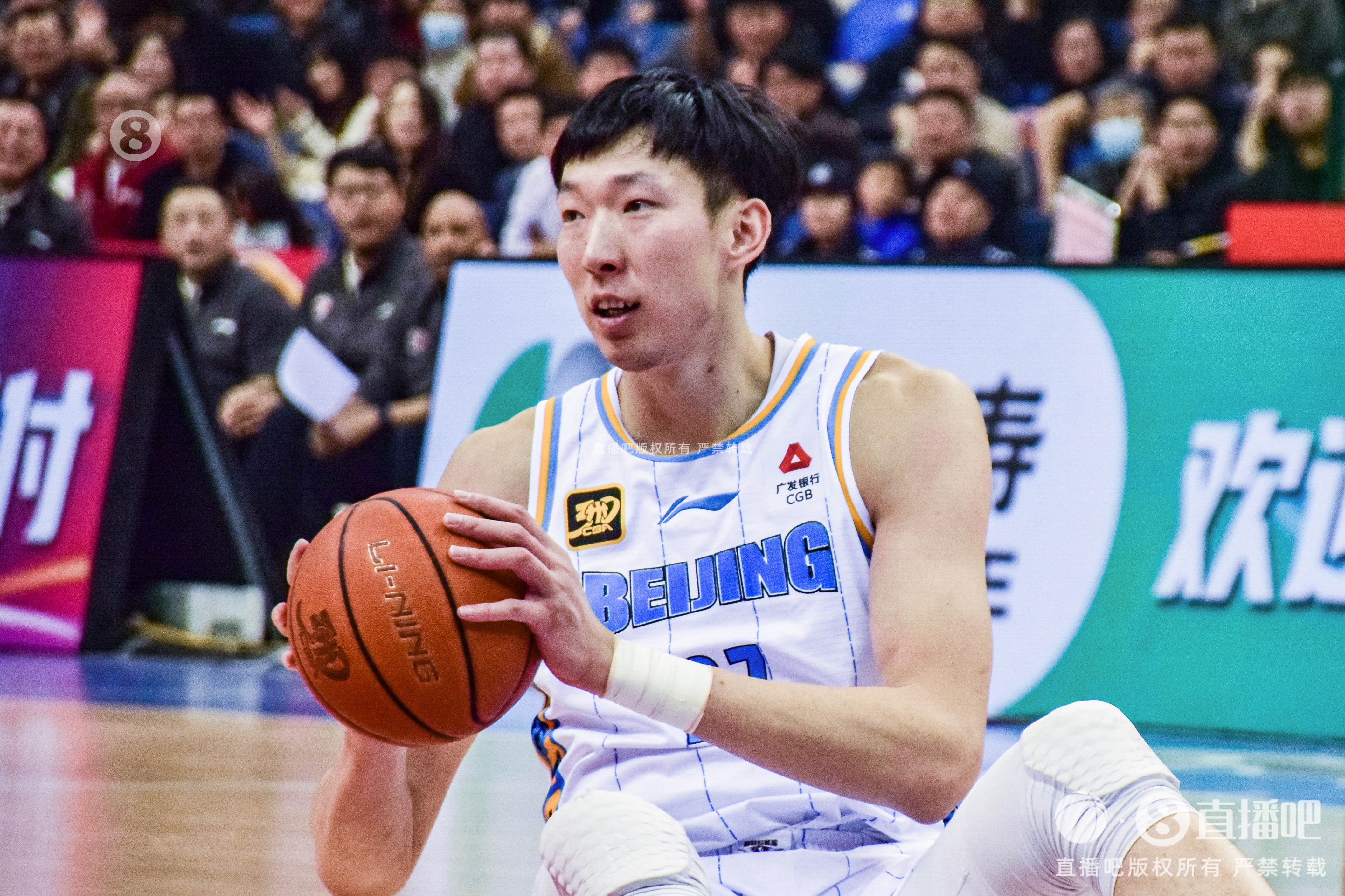  定海神針！周琦內(nèi)線攻防在線 半場6中5貢獻(xiàn)12分6籃板2蓋帽