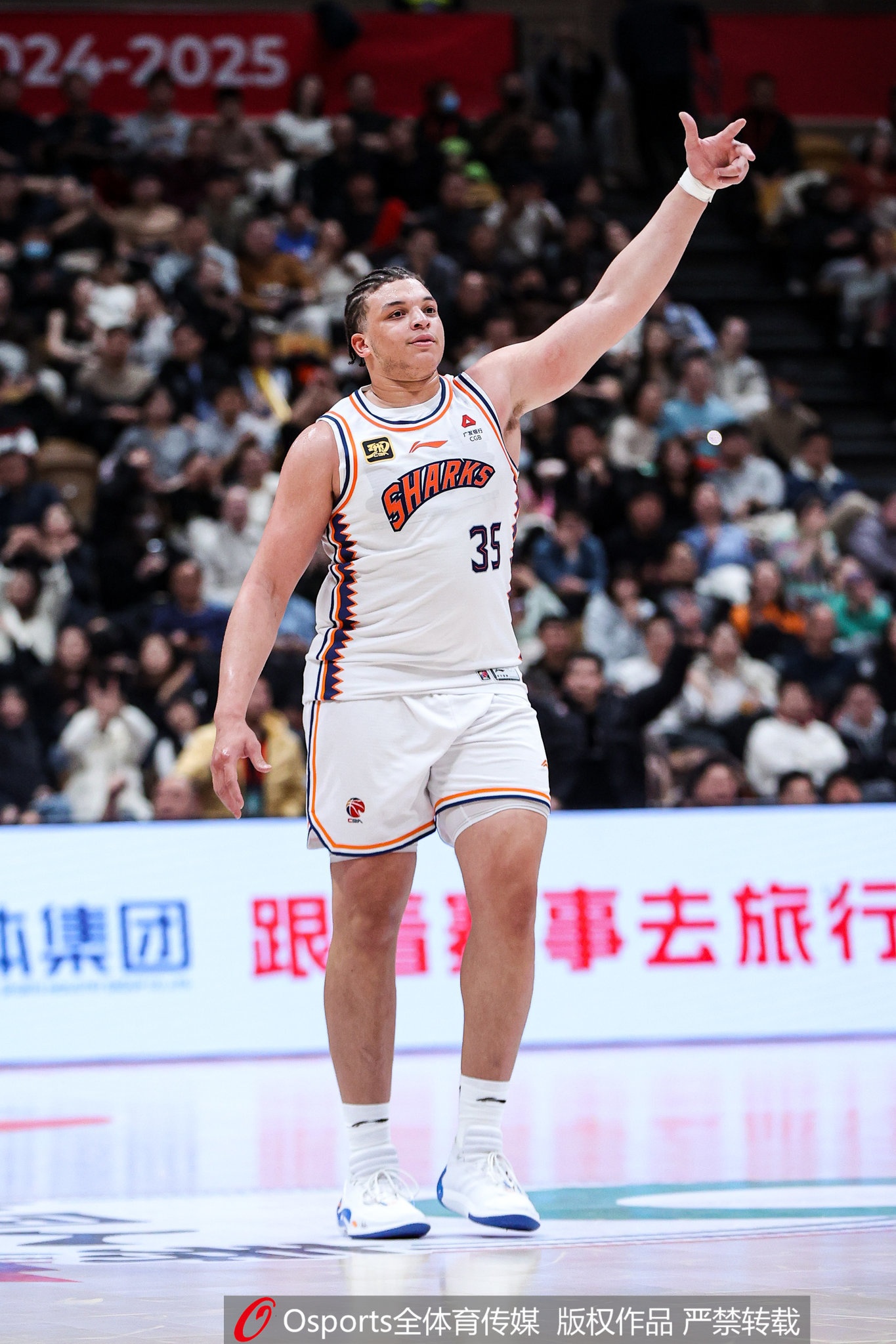  小坦克！洛夫頓上半場9中6砍18分12板3助 4次犯規(guī)是隱患